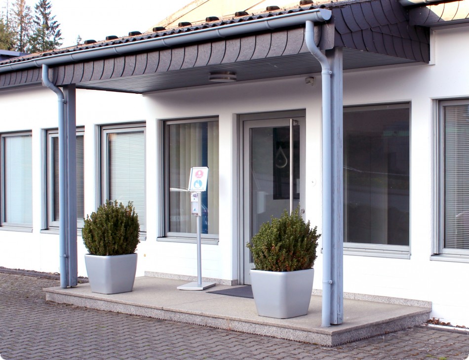 DESI-HYG Desinfektionsmittelständer Aluminium Desinfektionsmittelspender Desinfektionssäule Hygienestation - im Einsatz